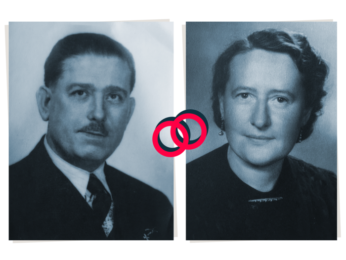 Sie können zwei Porträts sehen. Ein Porträt zeigt Jakob Christian Andam im mittleren Alter und das andere seine Frau Antoinette Adam, ebenfalls im mittleren Alter. Die beiden Porträts sind durch ein Einheitszeichen verbunden, weil die beiden Personen liiert waren.