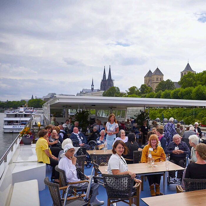 Be­woh­ner des Se­nio­ren­hau­ses St. Josef bei der Jubiläums Rhein-Bootstour auf der „Prins Wil­lem Alex­an­der“